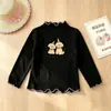 Camiseta base de terciopelo alemán para niña de principios de otoño con ribete de volantes de color contrastante, cuello semi-alto, camiseta de manga larga de dibujos animados, ropa para niños, venta al por mayor