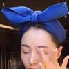Diadema Azul Klein con Lazo Grande y Bordes Anchos del Mismo Estilo que Zhang Tianai y Diadema de Calavera Alta Exagerada Accesorios para el Cabello para Mujeres