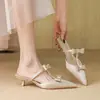 [En Stock] Nueva Colección de Verano: Zapatos Elegantes y Adelgazantes de Tacón Alto con Punta y Detalle de Lazo con Espalda Abierta