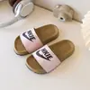 Pantuflas de exterior para niñas, nuevos zapatos de verano para niños de punta abierta, sandalias de dibujos animados con suela blanda, sandalias para niños