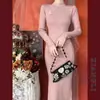 Xiangli estilo retro mejorado cheongsam de punto estilo Hong Kong otoño e invierno niña manga larga estilo nacional elegante ajustado con abertura vestido suéter