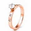 Bestseller transfronteiriço: Anel de aço titânio com zircônia de luxo leve e não desbota para mulheres, design de nicho europeu e americano, anel de casal cravejado com diamantes atacado