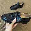 Versão em pele de ovelha~Mocassins britânicos com velcro para mulheres, nova coleção outono 2026, sapatos retrô para o dia a dia, sapatilhas de sola macia