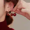 Aretes de Perla Roja para Mujer, Accesorios de Oreja Rojos, Diseño de Nicho Otoño e Invierno, Estilo de Lujo Ligero de Gama Alta, Nuevos Pendientes de Aro de Moda 2026
