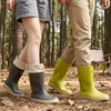 Botas de chuva estilosas para mulheres, de cano médio, sola macia, confortáveis, para uso externo, versáteis, estilo casal, impermeáveis, antiderrapantes, sapatos de borracha de cozinha para mulheres