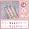 Uñas Portátiles de Otoño e Invierno a la Moda con Sencillo Bloque de Color, Degradado Rojo-Marrón Transparente como Hielo, y un Hermoso Aspecto de Piel Clara