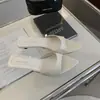 Chinelos prateados de bico fino com salto baixo e uma tira para uso externo 2026 moda tendência coreana verão novo estilo salto fino bico aberto chinelos de menina