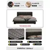Cama de estilo italiano de cuero negro con tapicería segmentada de rayas verticales, con acabado de cuero Nappa, bordes a ras y una base de pie, adecuada para el dormitorio principal o secundario.