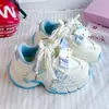 Zapatos de verano para niñas 2026 nuevo estilo zapatillas deportivas infantiles para niños pequeños, medianos y grandes, malla transpirable con suela suave, zapatos de malla simple