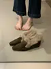 Aumento de altura oculto! Sapatos quentes de pelúcia francesa para mulheres, para uso externo, novidades de inverno 2026, sapatos baixos de bico quadrado, mocassins