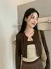 Suave cárdigan de punto retro marrón, conjunto de tres piezas con falda de tirantes a rayas para mujer, nuevo atuendo casual de otoño