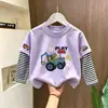 Camiseta infantil de manga comprida, novo estilo 2026, camiseta para meninos, algodão puro, estilosa, pode ser usada como camada externa, blusa falsa de duas peças