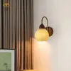 Carga sin cables instalación magnética lámpara de pared para mesita de noche luz de lujo pared de fondo de sala de estar francesa pasillo lirio dormitorio hierro