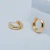 Brincos argola pequenos, lisos e cheios, estilo minimalista para mulheres, estilo europeu e americano, design de argola lisa em metal brilhante, sensação de luxo leve e alta qualidade, estilo versátil