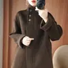 Novo casaco de lã Inverno 2026 para mulheres petites, curto estilo francês, espessado para o inverno rigoroso, sobrecasaco de lã super estiloso para mulheres