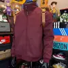 Chaqueta Harrington de estilo americano color burdeos 2026 para hombre, chaqueta corta de otoño de ajuste limpio con cuello alto y hombros caídos