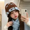 Gorro de alta calidad de mezcla de lana coreana, perfecto para otoño e invierno, hace que tu cara se vea más pequeña, presenta un patrón de jacquard con letras y tiene un ajuste holgado y cómodo