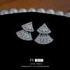 Pendientes de abanico de circonita con aguja de plata de Corea del Sur, pendientes ligeros de lujo de alta gama, pendientes de temperamento simple de nicho, venta al por mayor para mujeres