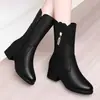 Botas de cuero suave de media pantorrilla para madres de mediana edad, botas de cuero para mujer, botines de cuero suave, botas de felpa de invierno, nuevos zapatos de cuero de invierno 2026 para mujer