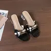 Chinelos de Uma Tira de Salto Alto Estilo Coreano com Padrão de Crocodilo e Fivela Pequena Dourada para Mulheres Sandálias de Salto Médio para Praia de Verão Sandálias para Exterior