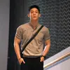 Camisa Polo Henley Cinza de Manga Curta para Homens, Verão, Punhos Ajustados, Camiseta Esportiva Fitness, Estilo Americano, Mostra Músculos, Manga Curta