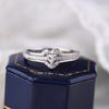 Plata S925 Chapada en Platino Europeo y Americano Rai Diamante Doble Capa Amor Diamante Completo Sentido Avanzado Lujo Ligero Elegante Moda Anillo de Boda