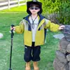 Jaqueta de Esqui Três em Um para Meninos 2026 Nova Roupa de Exterior de Primavera para Crianças À Prova de Vento Impermeável Roupas de Primavera para Bebê com Capuz Menino