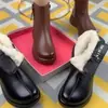 Coleção de inverno 2026: botas curtas versáteis, quentes e com forro de fleece, com solas grossas, biqueiras arredondadas e solas macias antiderrapantes - perfeitas para mães, no estilo de coturno