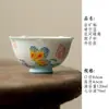 Xícara de chá de cerâmica pintada à mão com borda decorativa, apresentando um design de borboleta, em um novo estilo chinês, adequada para desfrutar de chá e cerimônias de chá