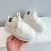 Zapatos transpirables de piel para niña, nuevo modelo de otoño 2026, zapatillas infantiles, zapatos deportivos casuales, zapatos blancos para niña de suela suave