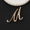 2026 Tendencia Europea y Americana Comercio Exterior Nuevo Estilo Broches Personalizados de Pedrería Broches de Letras del Alfabeto Inglés 26 (Color Dorado)