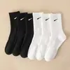 Calcetines Versátiles de Cuatro Estaciones Universal de Media Pantorrilla Negros y Blancos Transpirables que Absorben la Humedad Calcetines Deportivos para Hombres y Mujeres Fabricante