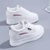 Zapatos de mujer nuevos de primavera y verano 2025, huecos, transpirables, tipo bizcocho, de suela gruesa, zapatillas de malla para mujer, adelgazantes, de malla, con plataforma, blancos para mujer