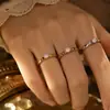 Anillo de mujer de acero de titanio con incrustaciones de circonita, no se decolora, de lujo ligero, superventas transfronterizo, suministro de anillo con incrustaciones de diamante para parejas europeas y americanas