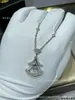 Colar de Clavícula com Design de Saia Pequena em V Dourado Espesso, Artesanato de Precisão CNC, com Rubi em Formato de Leque e Zircônias, Mesmo Estilo de Liu Yifei