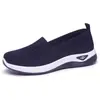 Sapatos casuais femininos slip-on 2026, sapatos casuais versáteis, mocassins slip-on respiráveis de bico fechado para cross-border, sapatos únicos de malha para mulheres