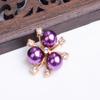 Nueva versión, accesorios de aleación con forma de corazón de flor de tres perlas, ramillete de muñeca para abanico de novia, accesorios de joyería en stock, venta al por mayor