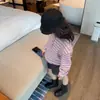 Súper linda camiseta de manga larga para niña, nuevo modelo otoño 2026, sudadera rosa a rayas para niños, ropa interior de bebé con cuello polo