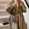 Bolso de leopardo popular de este año, portátil, invierno 2024, nuevo nicho, versátil, casual, tipo cubo para llevar cruzado