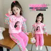 Colección moderna de primavera y otoño para niñas pequeñas: sudaderas y pantalones de chándal elegantes, con diseños únicos, estampados de dibujos animados y rayas de colores - un conjunto de dos piezas