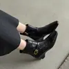 2026 Novas Botas Curtas Femininas Quadradas com Fivela de Cinto Couro Genuíno Aumento de Altura Zíper Lateral Textura de Pegada Manual Pele de Ovelha Botas da Moda