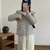 Jaqueta Leve de Penas com Capuz Estilo Novo 2026 para Mulheres Baixas, 90% Penas de Pato Branco, Curta, Roupa de Exterior Quente e Fashionável para Outono/Inverno