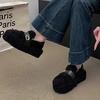 Sapatos Peludos Versáteis da Moda para Mulheres, Novos Mocassins Slip-On com Solado Grosso e Forro de Pelúcia Outono/Inverno 2025