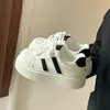 Zapatillas blancas de velcro para niñas con suela gruesa, zapatos blancos de estudiante, para niñas mayores, mocasines que aumentan la altura, nuevos estilos de primavera y otoño