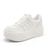 Zapatillas blancas de suela gruesa para mujer, nuevo modelo 2026, que aumentan la altura, súper estilosas, versátiles, ligeras, zapatillas casuales de 7 cm