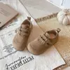 Birkenstocks Infantis da Moda 2026 Outono/Inverno Novo Estilo Sapatos Pequenos de Couro para Meninas Mocassins Retrô Solado Macio Sapatos Individuais para Bebês/Crianças