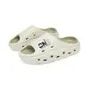 Nuevas pantuflas de verano para hombre con suela bicolor, material EVA cómodo, suela gruesa, diseño moderno y estampado de letras, disponibles para venta al por mayor
