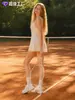 Vestido de tênis A-line branco da moda para mulheres, com alças largas, acinturado, costas bonitas e design de peça dupla falso. Mesmo estilo da marca