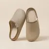2026 Invierno Más Vendido Zapatillas de Algodón Impermeables Unisex para Casa o Uso al Aire Libre Textura de Cuero Zapatillas de Algodón para Mujer Silenciosas para Hombre