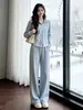 Conjunto deportivo casual estilo coreano para mujer, con un cárdigan con capucha y pantalones de pierna ancha, perfecto para otoño e invierno. Este conjunto de dos piezas está diseñado para estilizar, rejuvenecer y exuda un ambiente sofisticado y moderno.